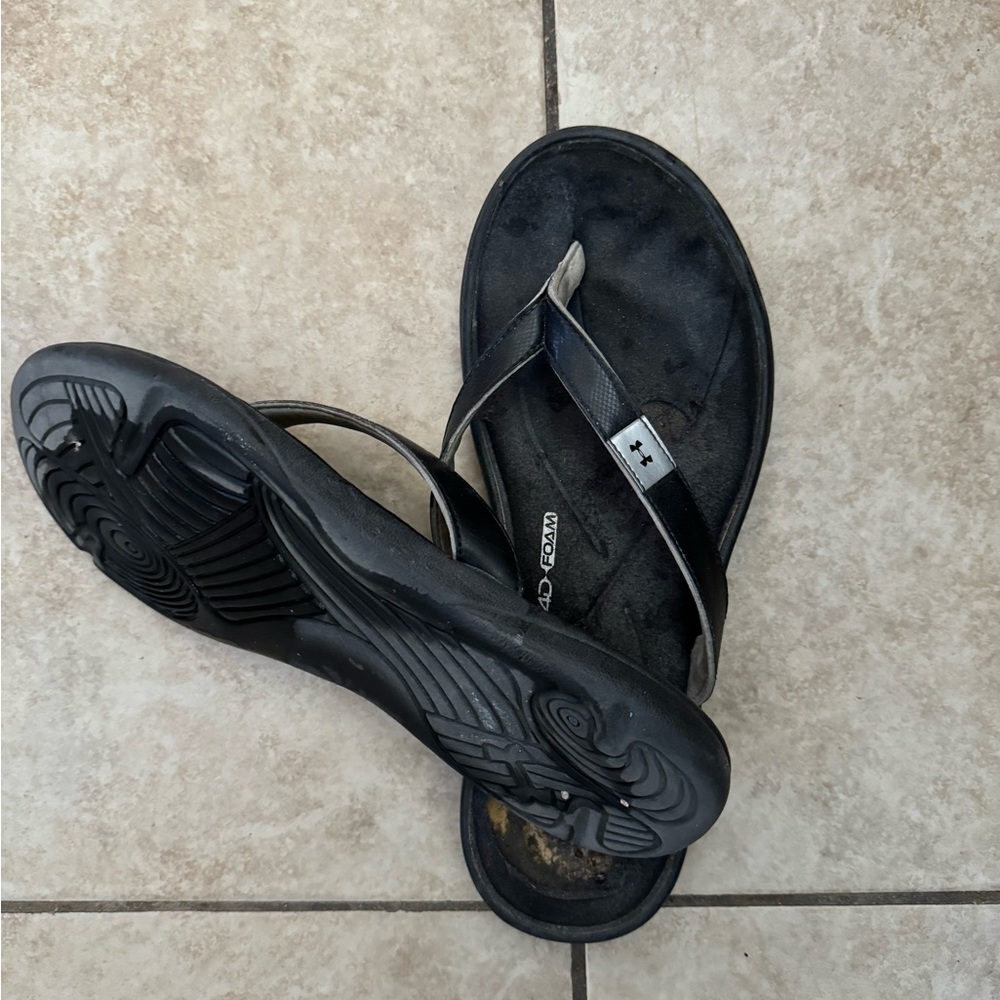 UNDER ARMOUR SZ 9 flip flops